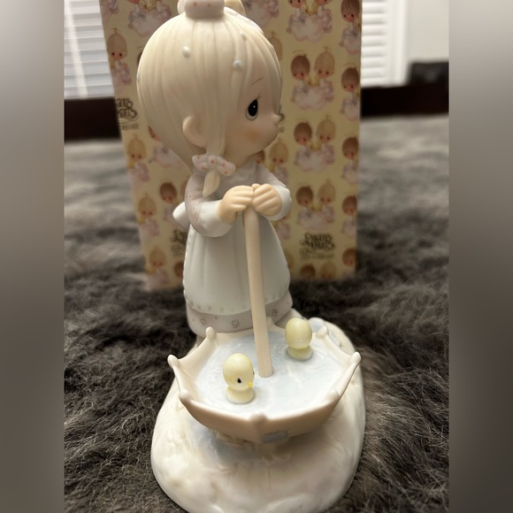 Precious Moments Girl w/ Umbrella and Chicks “Let Love Reign” 1982 - Picture 5 of 10